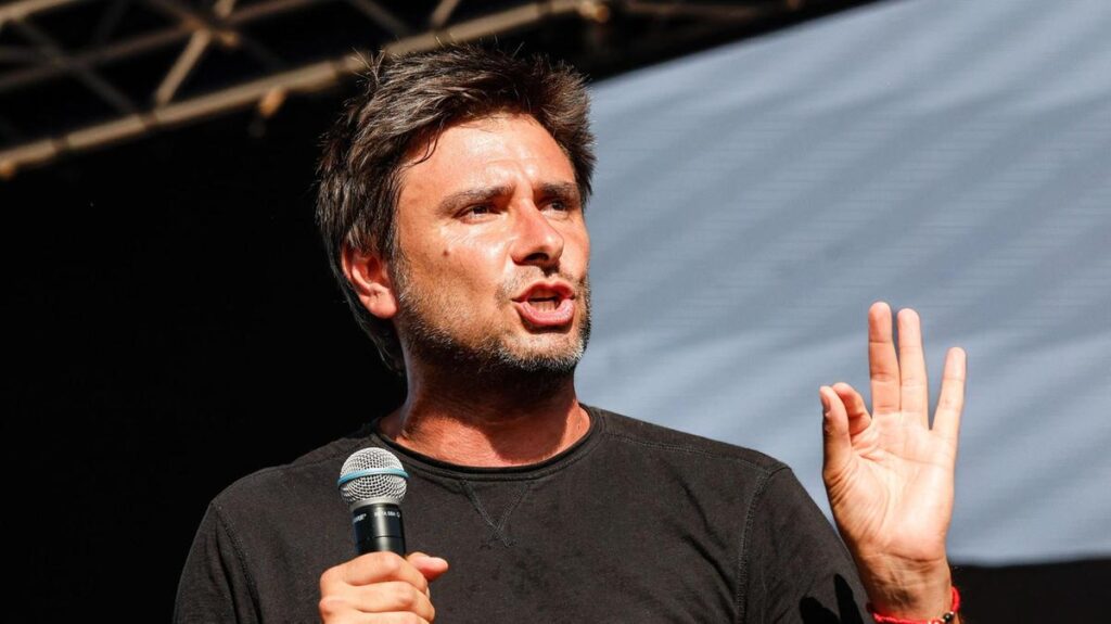 Alessandro Di Battista critica Israele in un post social prima del ricovero a Cuba
