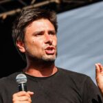 Alessandro Di Battista critica Israele in un post social prima del ricovero a Cuba