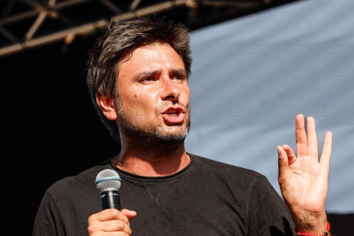 Alessandro Di Battista critica Israele in un post social prima del ricovero a Cuba