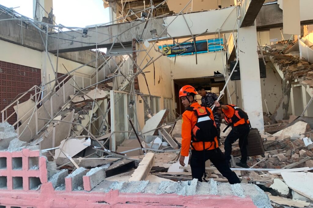 Almeno cinque morti per un terremoto di magnitudo 7.7 nell'isola di Flores in Indonesia