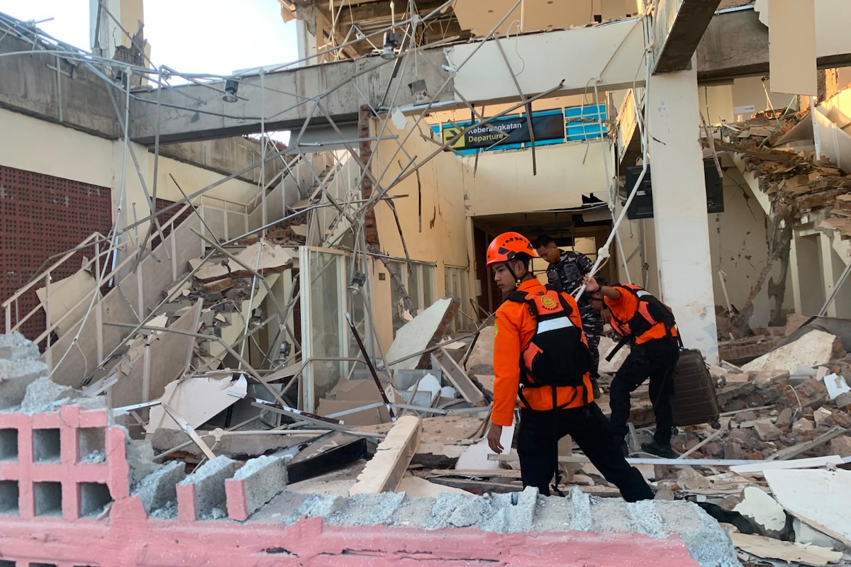 Almeno cinque morti per un terremoto di magnitudo 7.7 nell'isola di Flores in Indonesia