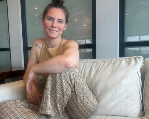 Amanda Knox torna a Perugia: critiche per il suo spettacolo sulla condanna per calunnia