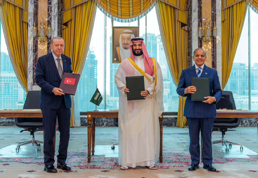 Arabia Saudita, Pakistan e Turchia firmano alleanza militare per la mutua difesa