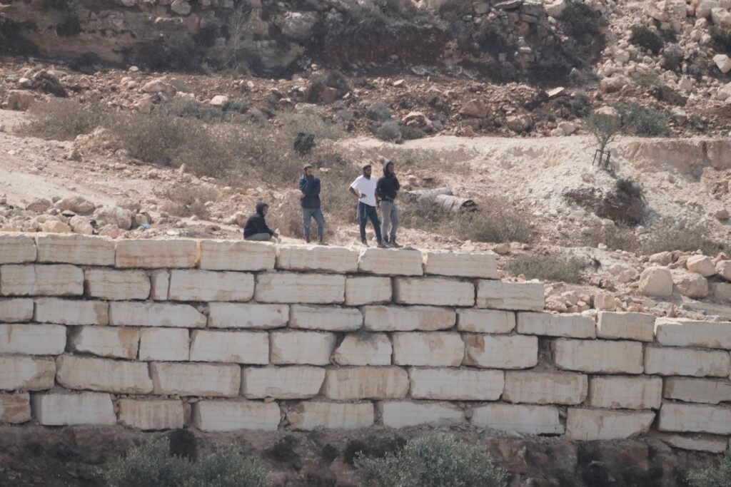 Attacco dei coloni israeliani a Qusra in Cisgiordania nonostante la presenza dell'esercito