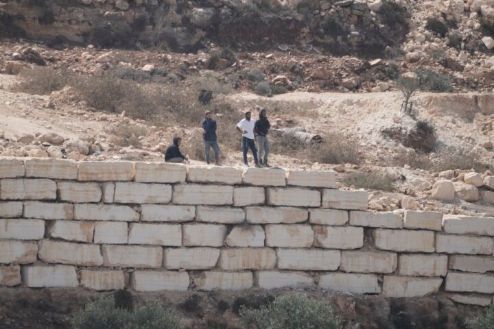 Attacco dei coloni israeliani a Qusra in Cisgiordania nonostante la presenza dell'esercito