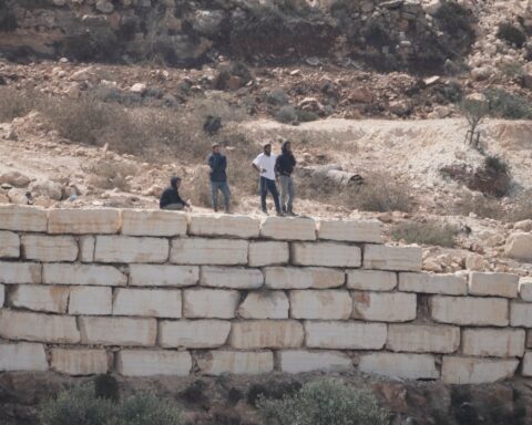 Attacco dei coloni israeliani a Qusra: l'esercito presente non interviene e usa gas lacrimogeni