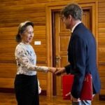Aung San Suu Kyi incontra un rappresentante della Croce Rossa in Myanmar: primo incontro pubblico dal 2022