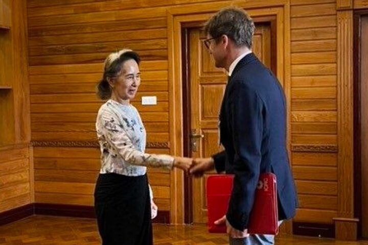 Aung San Suu Kyi incontra un rappresentante della Croce Rossa in Myanmar: primo incontro pubblico dal 2022