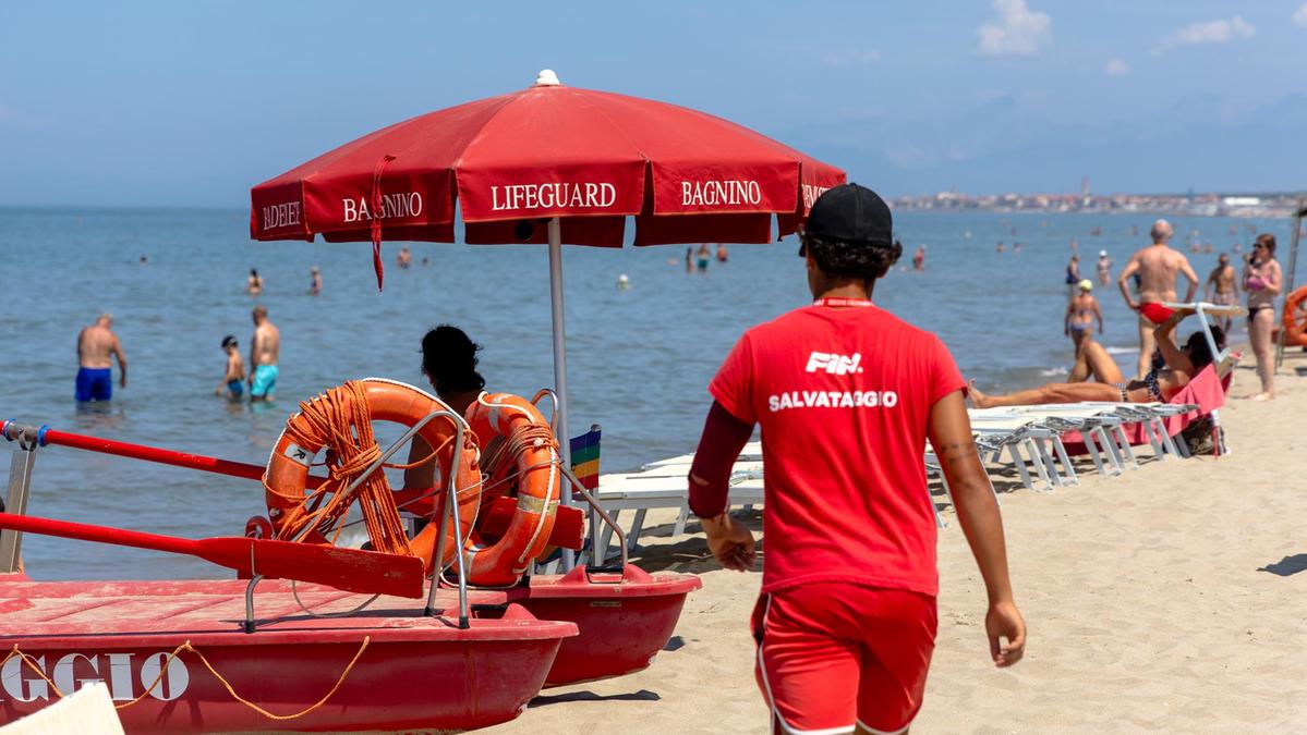 Bagnino salva donna da annegamento, ma entrambi i coniugi perdono la vita a Marina di Andora
