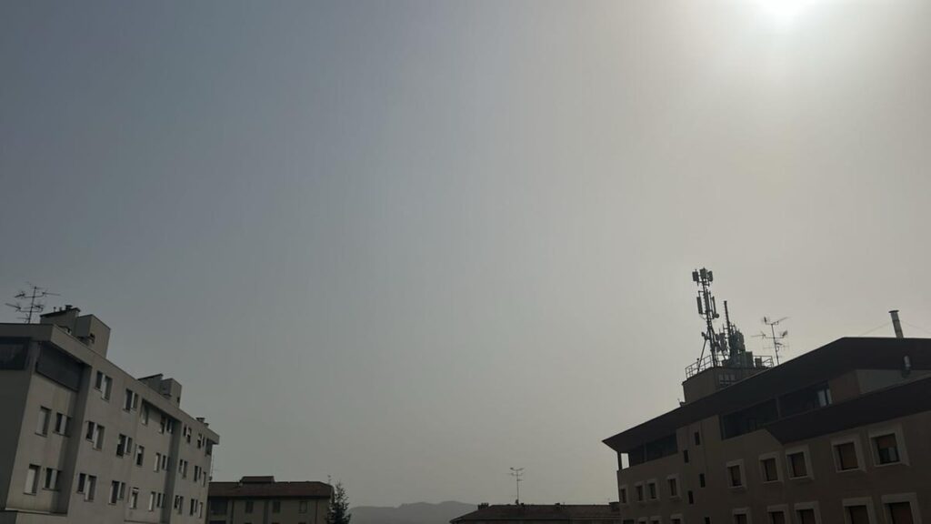 Caldo afoso e cieli giallognoli: fenomeni in Italia e previsioni per settembre