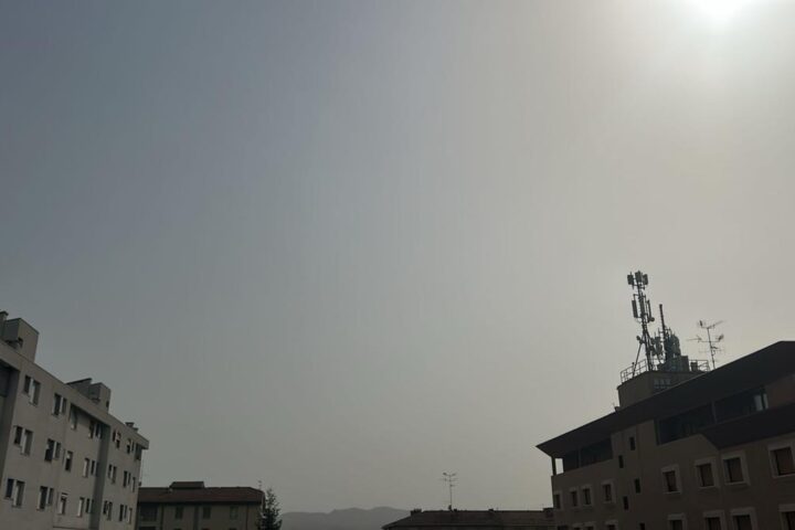Caldo afoso e cieli giallognoli: fenomeni in Italia e previsioni per settembre