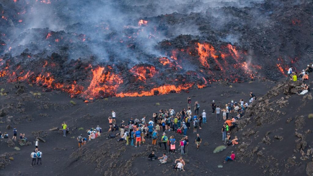 Catania, aeroporto chiuso fino alle otto per cenere vulcanica dell'Etna e taxi a 800 euro