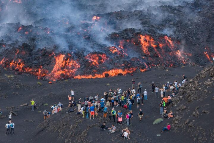 Catania, aeroporto chiuso fino alle otto per cenere vulcanica dell'Etna e taxi a 800 euro