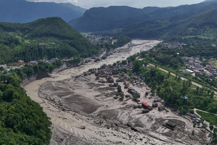 Centinaia di persone disperse dopo l'alluvione al confine tra Nepal e Tibet