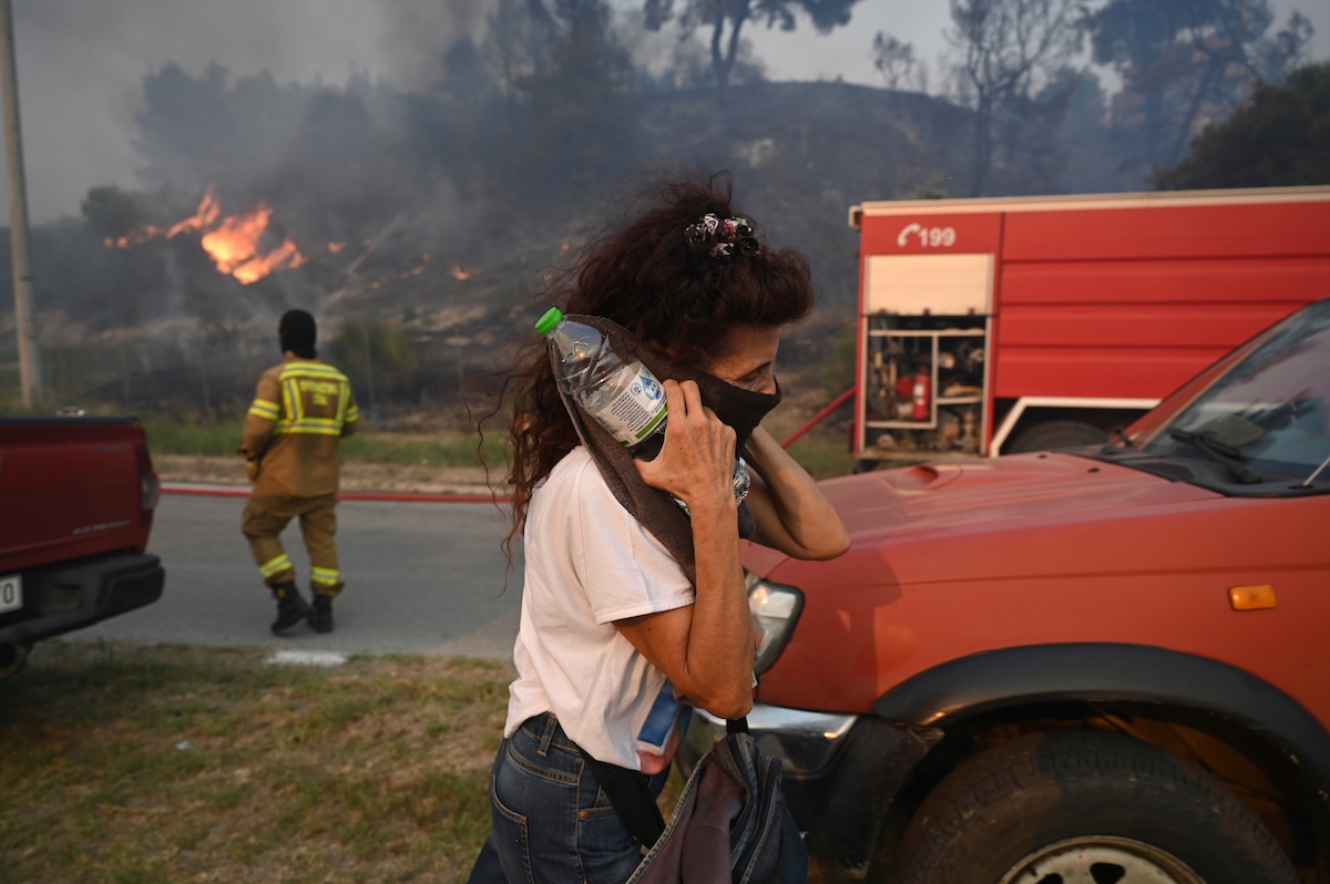 Centinaia di persone evacuate a causa di un incendio vicino a Salonicco in Grecia