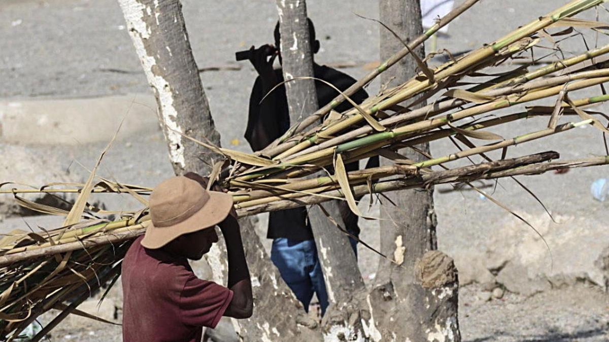 Ceuta accoglie i migranti: il governo locale sfida Madrid mentre l'esercito monta tende per 1.500 persone