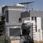 Cinque attivisti italiani evacuati da case assediate da coloni israeliani a Qusra, Cisgiordania