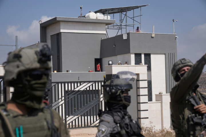 Cinque attivisti italiani evacuati da case assediate da coloni israeliani a Qusra, Cisgiordania