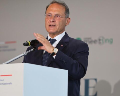 Cirielli apre a Vannacci: "Possiamo governare insieme", ma FdI smentisce le sue parole