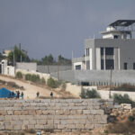 Coloni israeliani assediano case di famiglie palestinesi a Qusra, ampliando una preoccupante tendenza