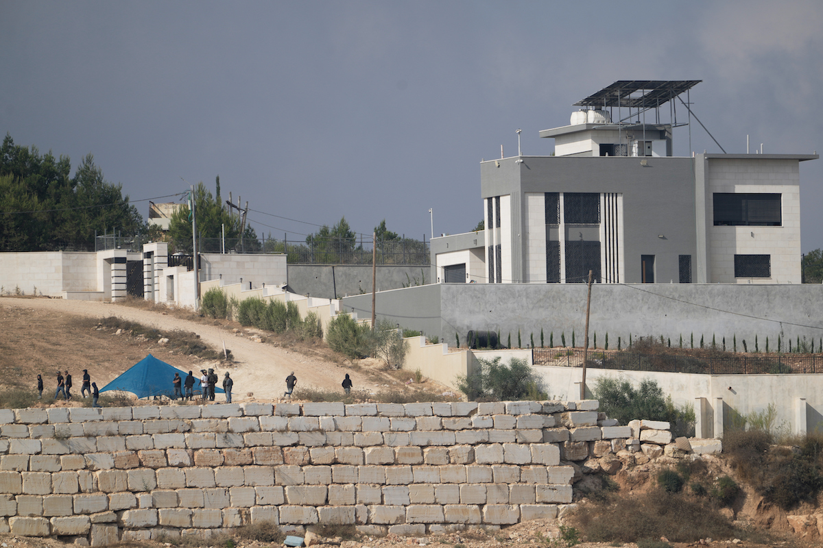 Coloni israeliani assediano case di famiglie palestinesi a Qusra, ampliando una preoccupante tendenza