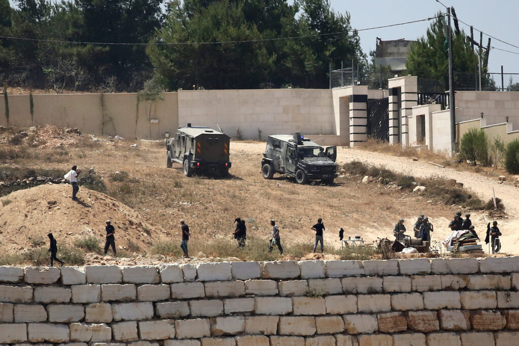 Coloni israeliani assediano due famiglie palestinesi a Qusra, l'esercito non interviene
