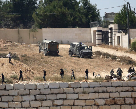 Coloni israeliani assediano due famiglie palestinesi a Qusra, l'esercito non interviene