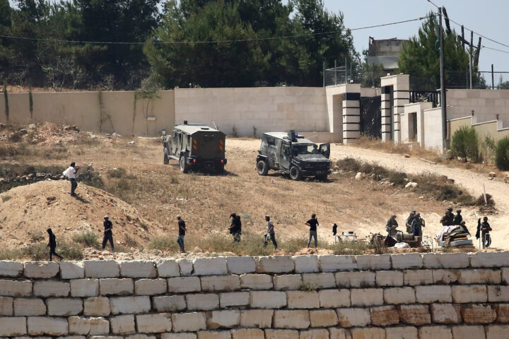 Coloni israeliani assediano due famiglie palestinesi a Qusra, l'esercito non interviene