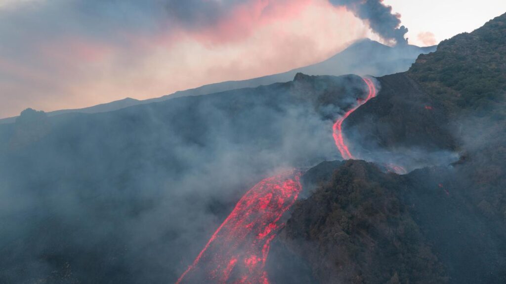 Colpito da un fulmine sull'Etna, muore turista americano di 30 anni in zona vietata