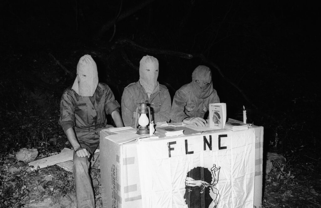 Conferenza stampa clandestina dell'FLNC-UC in Corsica: minacce xenofobe contro i non corsi