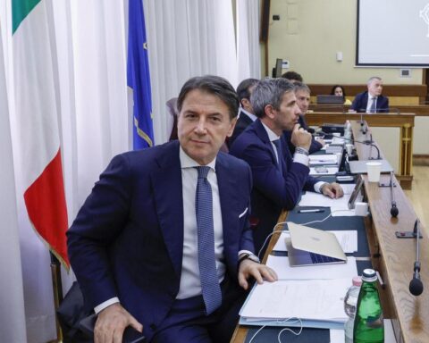 Conte e Schlein si sfidano per le primarie: Meloni preferisce la leader dem