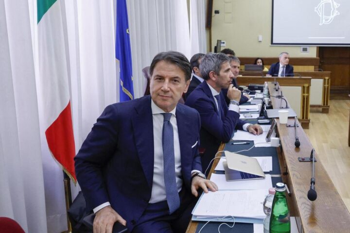 Conte e Schlein si sfidano per le primarie: Meloni preferisce la leader dem