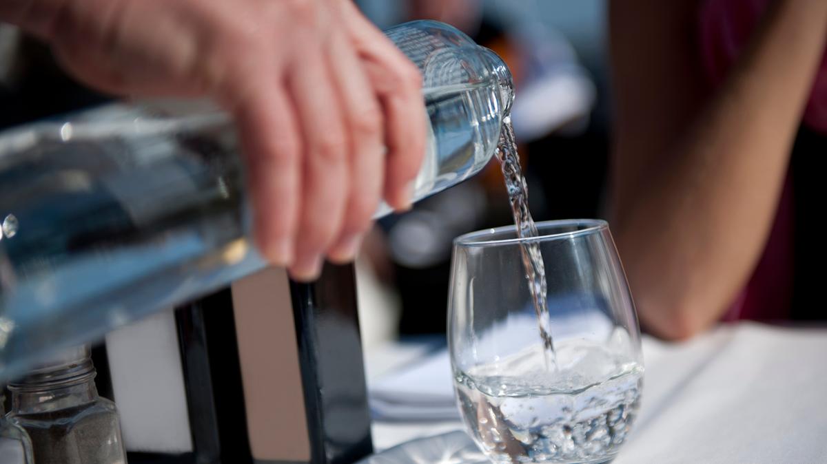 Controlli del Nas rivelano che oltre il 54% delle acque trattate in bar e ristoranti è irregolare