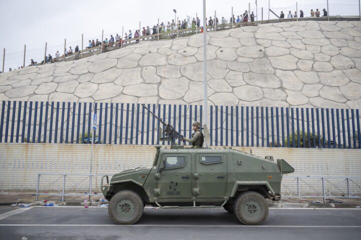 Cresce la tensione a Ceuta dopo l'ondata di migranti: la Spagna accusa il Marocco di aver orchestrato la crisi