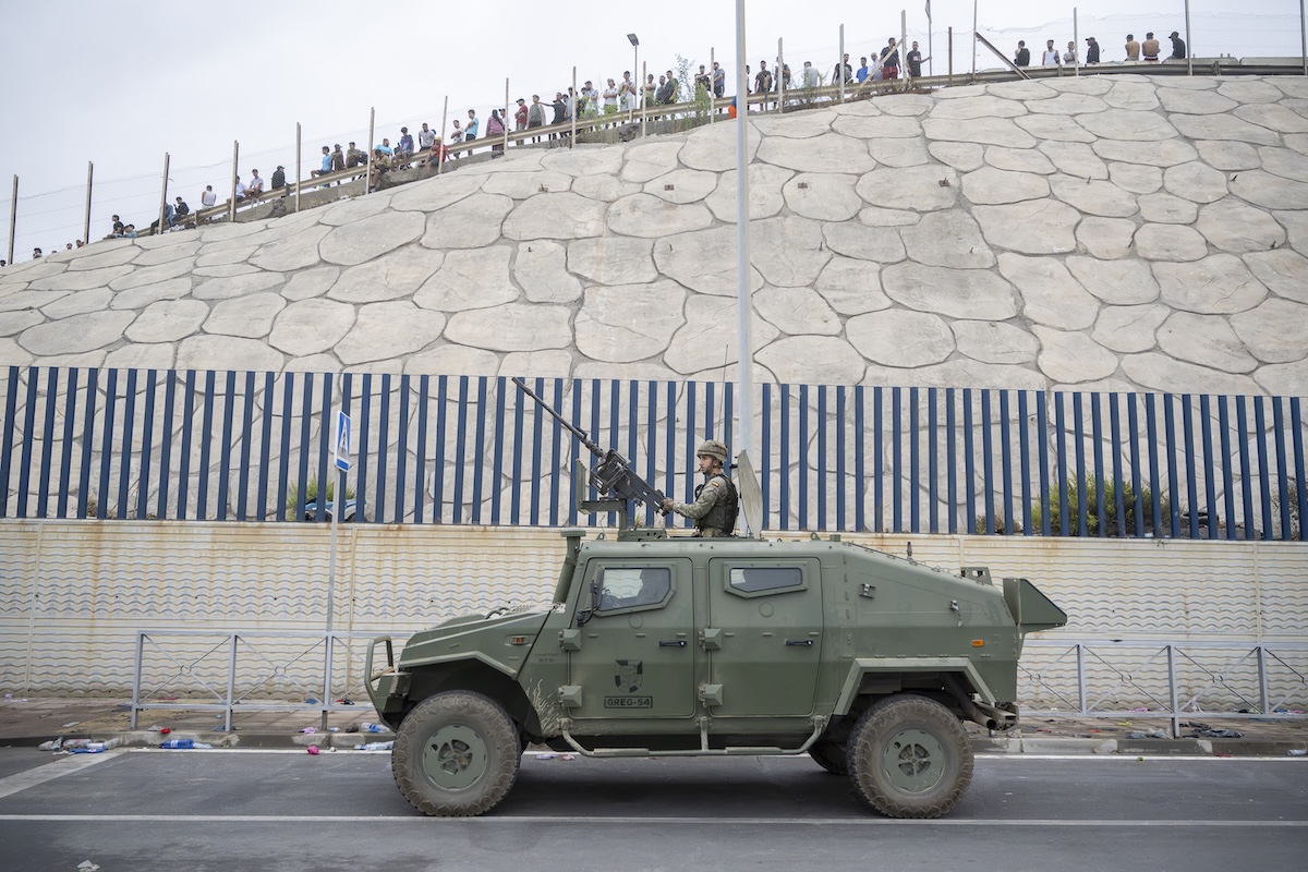 Cresce la tensione a Ceuta dopo l'ondata di migranti: la Spagna accusa il Marocco di aver orchestrato la crisi
