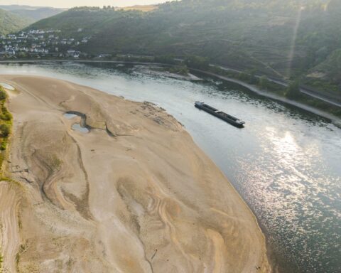 Crisi idrica in Europa: fiumi in secca e impatti su economia e agricoltura