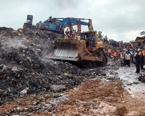 Crollo di discarica a Conakry: oltre 30 morti e 22 feriti in Guinea