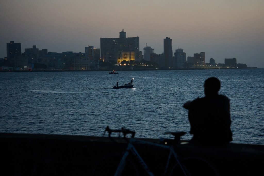 Cuba colpita da blackout generalizzato: elettricità assente sull'isola per la quarta volta dal luglio scorso