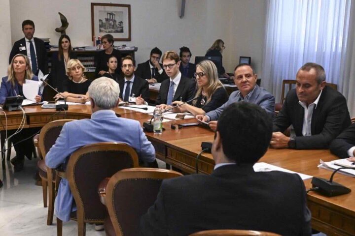 Delmastro, il centrodestra rinvia la questione in Aula: chat inaccessibili e voto finale in vista