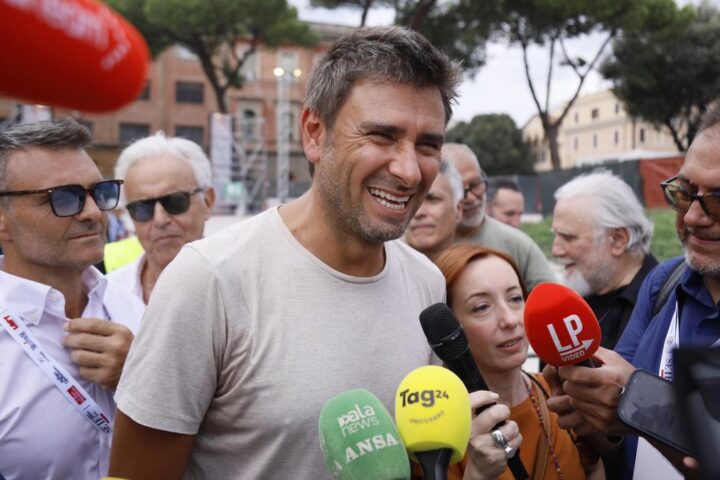 Di Battista ricoverato a Cuba, la compagna e i medici italiani arrivano a L'Avana