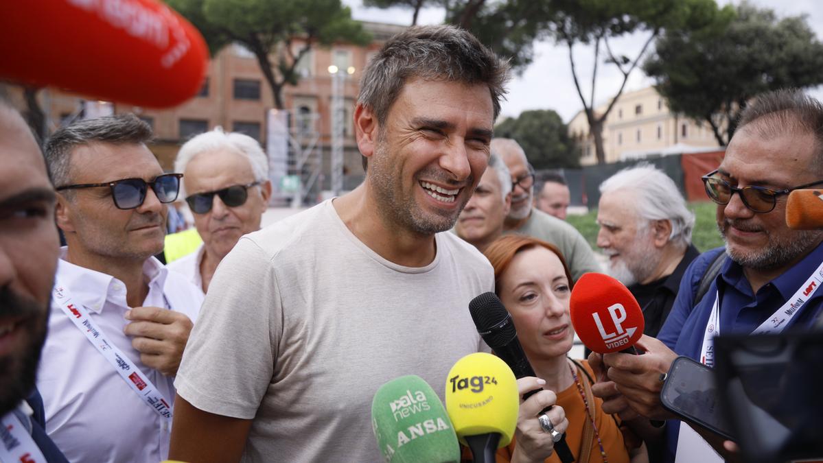 Di Battista ricoverato a Cuba, la compagna e i medici italiani arrivano a L'Avana