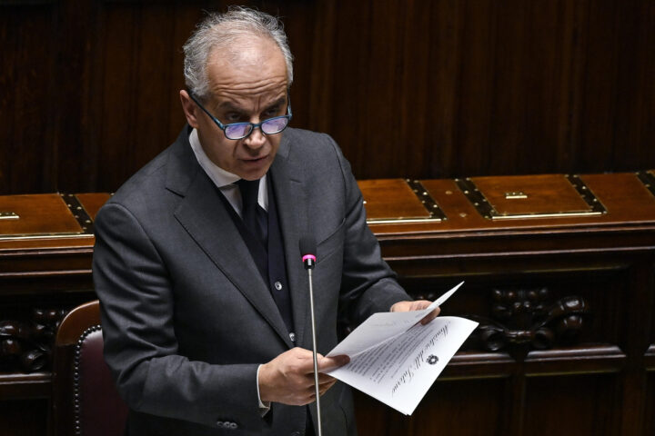 Diminuiscono reati e sbarchi, ma aumentano gli agenti feriti: i dati del Viminale sul primo semestre 2026