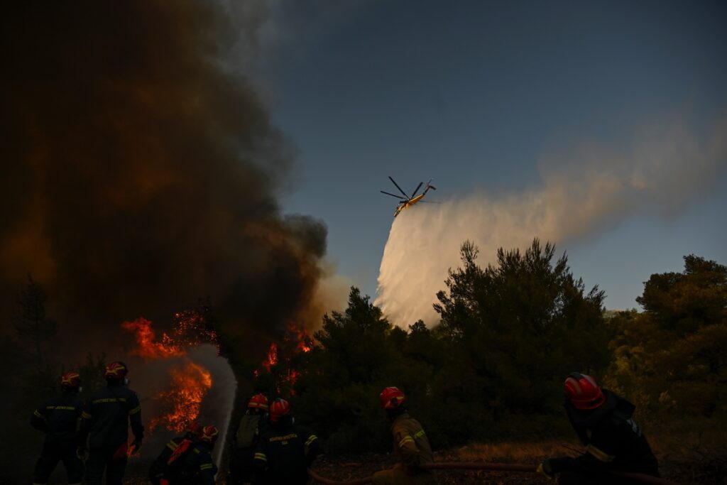Due elicotteri dei vigili del fuoco si scontrano in Grecia durante un incendio a Psatha