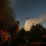 Due elicotteri dei vigili del fuoco si scontrano in Grecia durante un incendio a Psatha