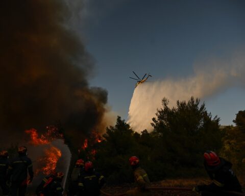 Due elicotteri dei vigili del fuoco si scontrano in Grecia durante un incendio a Psatha