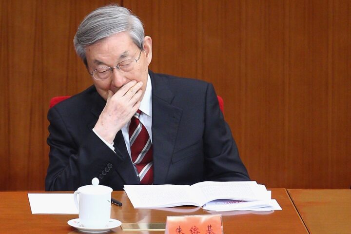 È morto a 97 anni Zhu Rongji, ex premier cinese noto per le riforme economiche negli anni Novanta e Duemila