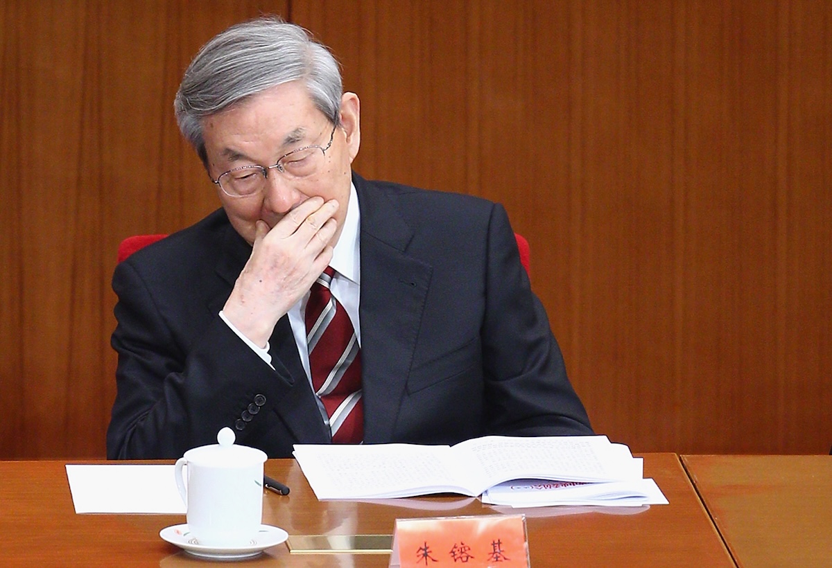 È morto a 97 anni Zhu Rongji, ex premier cinese noto per le riforme economiche negli anni Novanta e Duemila