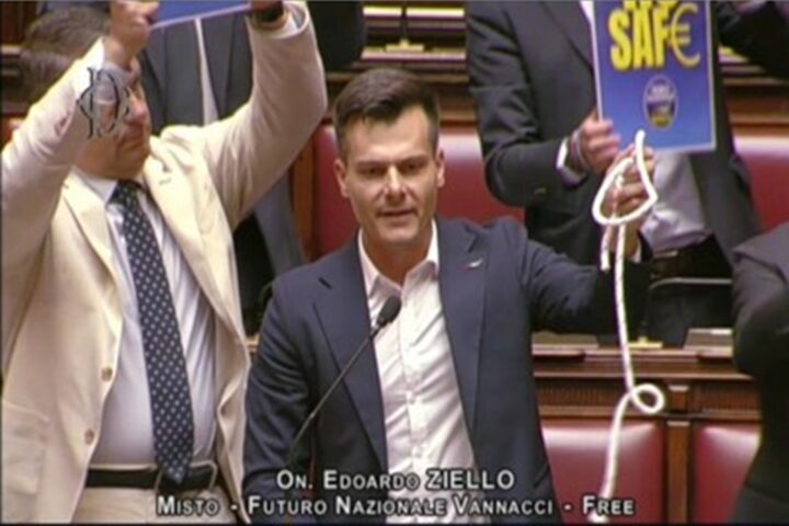 Edoardo Ziello mostra un cappio alla Camera contro il Safe e critica il governo per la svendita della sovranità economica