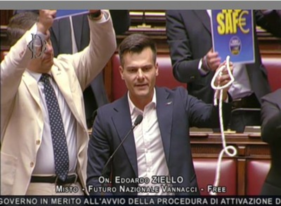 Edoardo Ziello mostra un cappio alla Camera contro il Safe e critica il governo per la svendita della sovranità economica