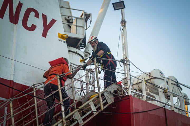 Emergency soccorre 57 migranti al largo della Libia, 7 già morti